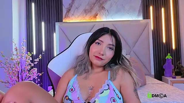 Snapshot of Happy_tits chatting on 11.21.25 Happy tits online show from 11.21.25