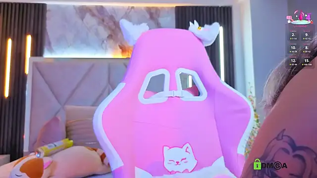 Snapshot of Happy_tits chatting on 12.04.25 Happy tits online show from 12.04.25