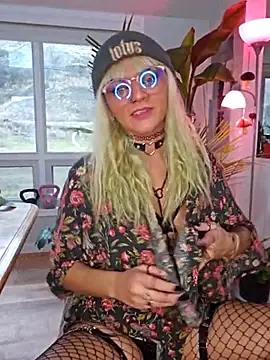 Snapshot of anyalikestosuck chatting on 12.15.25 anyalikestosuck online show from 12.15.25