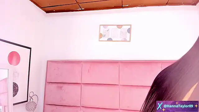 Snapshot of HannaTaylor chatting on 12.17.24 HannaTaylor online show from 12.17.24