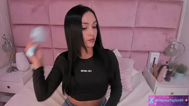 Snapshot of HannaTaylor chatting on 10.07.25 HannaTaylor online show from 10.07.25