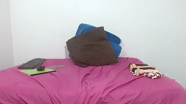 Snapshot of Titouminerve chatting on 10.21.25 Titouminerve online show from 10.21.25