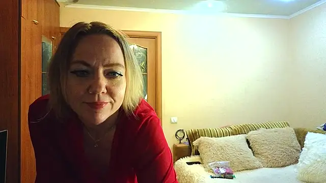 YourQueenX online show from 04.02.26