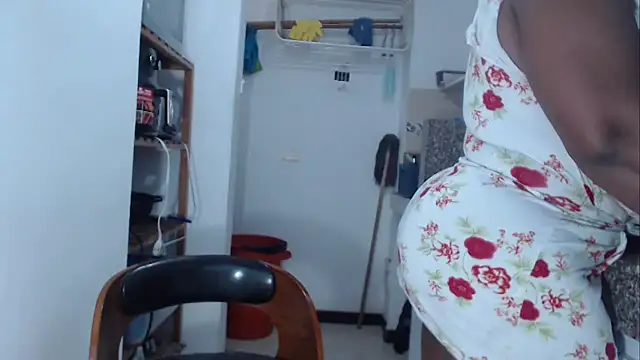 Snapshot of LiraRusso chatting on 10.05.25 LiraRusso online show from 10.05.25