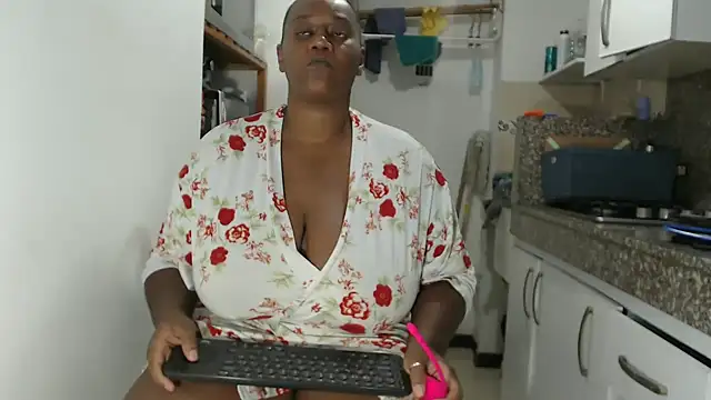 Snapshot of LiraRusso chatting on 10.20.25 LiraRusso online show from 10.20.25