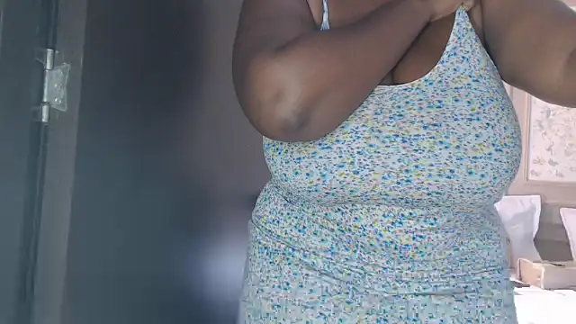 Snapshot of LiraRusso chatting on 10.24.25 LiraRusso online show from 10.24.25