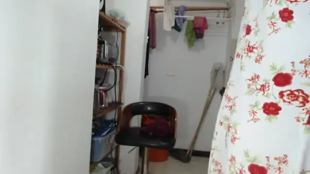 Snapshot of LiraRusso chatting on 11.30.25 LiraRusso online show from 11.30.25