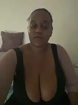 Snapshot of LiraRusso chatting on 12.18.25 LiraRusso online show from 12.18.25