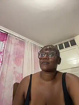 Snapshot of LiraRusso chatting on 03.13.26 LiraRusso online show from 03.13.26