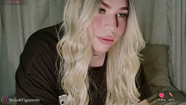 Snapshot of IsabellaFigueredo__ chatting on 10.27.25 IsabellaFigueredo   online show from 10.27.25