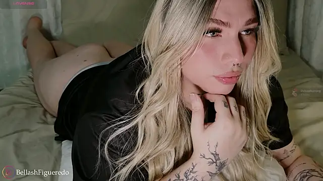 Snapshot of IsabellaFigueredo__ chatting on 10.29.25 IsabellaFigueredo   online show from 10.29.25