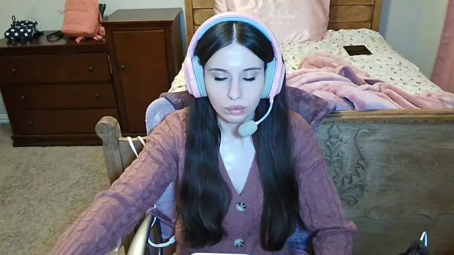 Snapshot of alisonfields chatting on 12.01.25 alisonfields online show from 12.01.25