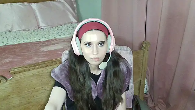 Snapshot of alisonfields chatting on 02.13.26 alisonfields online show from 02.13.26