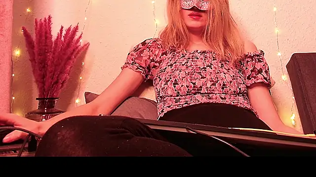 SecretAnni online show from 01.08.25