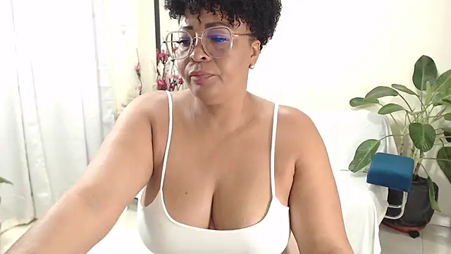 Snapshot of AmbarSofhia chatting on 02.18.25 AmbarSofhia online show from 02.18.25