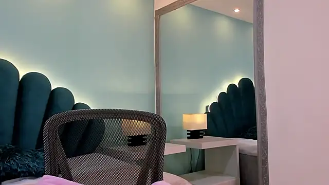 sharlott18 online show from 11.17.25