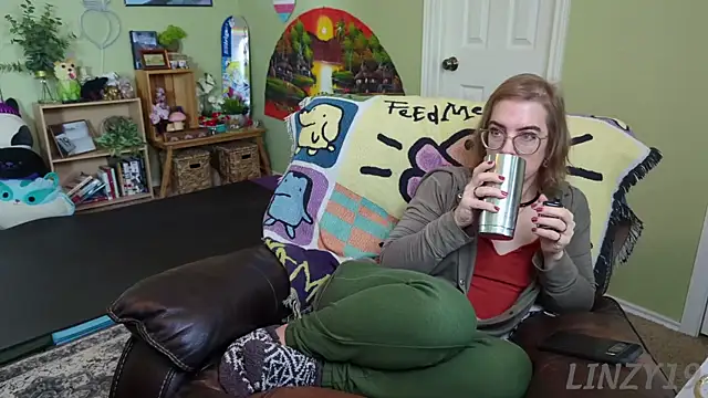 Snapshot of Linzy_19 chatting on 02.13.25 Linzy 19 online show from 02.13.25