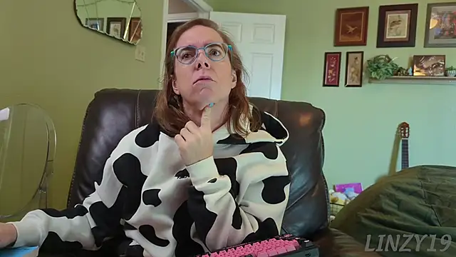 Linzy 19 online show from 11.12.25