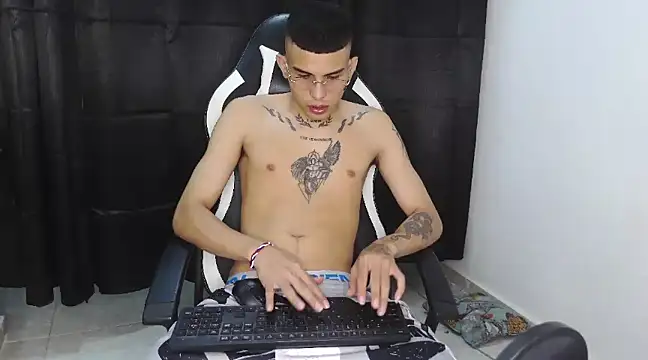 Snapshot of hot_king20 chatting on 03.08.25 hot king20 online show from 03.08.25