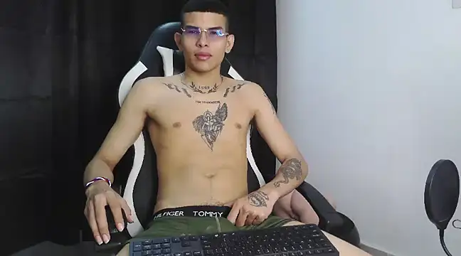 Snapshot of hot_king20 chatting on 03.18.25 hot king20 online show from 03.18.25