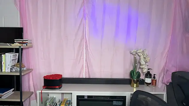 Snapshot of SashaEstrella chatting on 03.28.26 SashaEstrella online show from 03.28.26