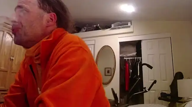 Snapshot of HandsumHungDaddy chatting on 12.24.24 HandsumHungDaddy online show from 12.24.24