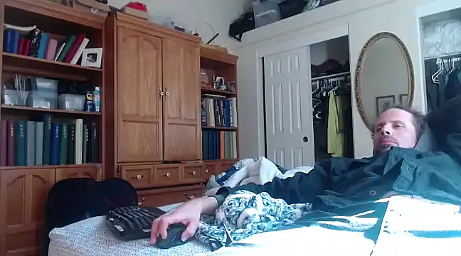 Snapshot of HandsumHungDaddy chatting on 03.17.25 HandsumHungDaddy online show from 03.17.25