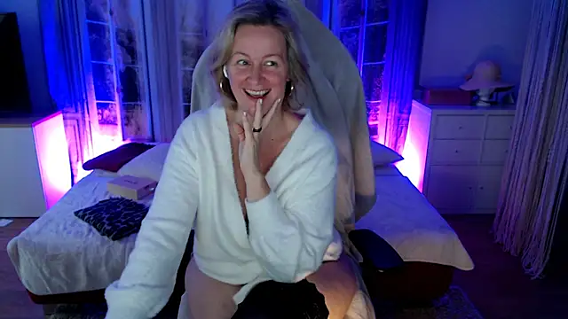 Snapshot of MarleneBloem chatting on 11.14.25 MarleneBloem online show from 11.14.25