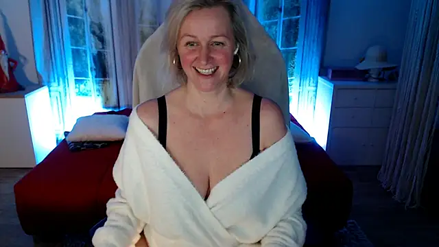 Snapshot of MarleneBloem chatting on 12.16.25 MarleneBloem online show from 12.16.25