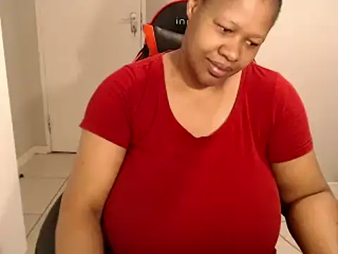 Snapshot of bustylisa1983 chatting on 10.28.25 bustylisa1983 online show from 10.28.25