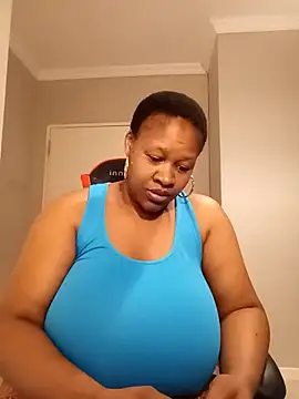 Snapshot of bustylisa1983 chatting on 12.14.25 bustylisa1983 online show from 12.14.25