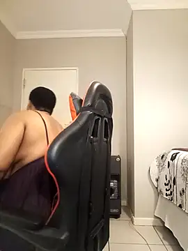 Snapshot of bustylisa1983 chatting on 12.18.25 bustylisa1983 online show from 12.18.25