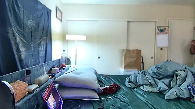 Snapshot of Yagurl__west chatting on 01.25.25 Yagurl west online show from 01.25.25