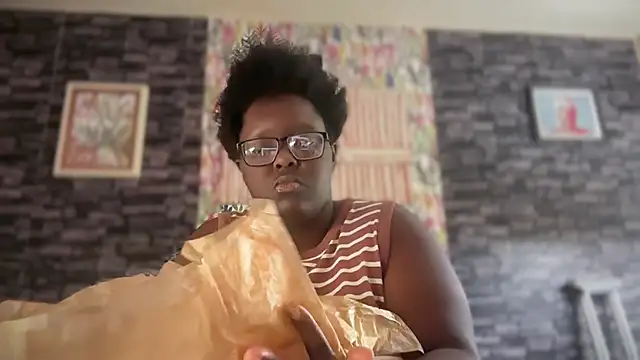 Snapshot of Yagurl__west chatting on 10.05.25 Yagurl west online show from 10.05.25