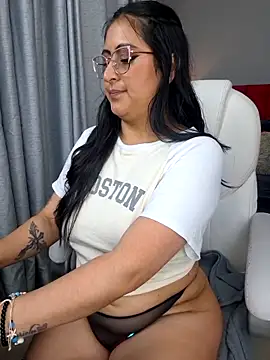 Snapshot of Amber_gold_ chatting on 12.22.25 Amber gold online show from 12.22.25