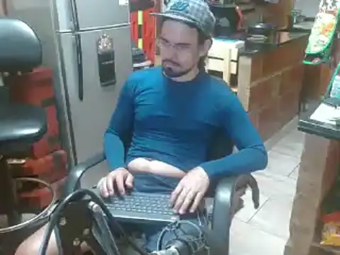 Snapshot of Dr_Pocholate84 chatting on 01.12.25 Dr Pocholate84 online show from 01.12.25