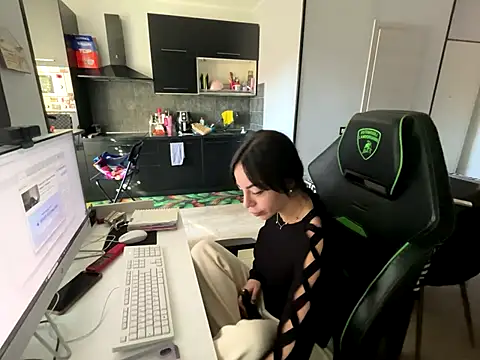 Snapshot of Chloe_Ricci chatting on 11.05.25 Chloe Ricci online show from 11.05.25