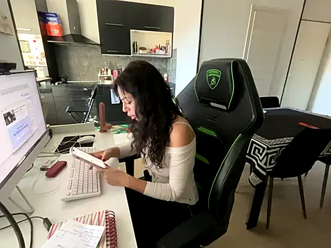 Snapshot of Chloe_Ricci chatting on 11.10.25 Chloe Ricci online show from 11.10.25