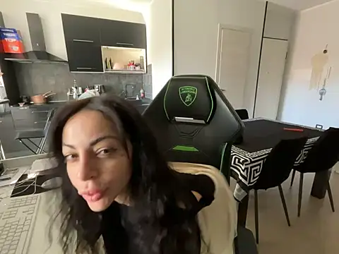 Snapshot of Chloe_Ricci chatting on 11.11.25 Chloe Ricci online show from 11.11.25