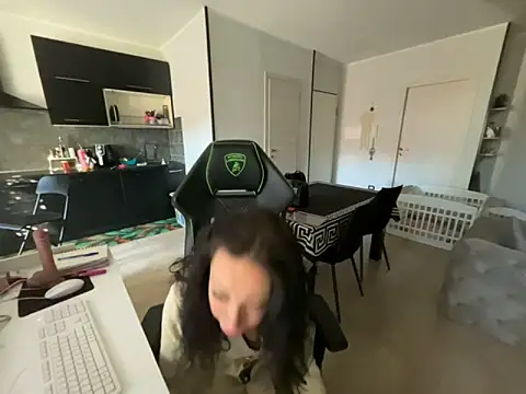 Snapshot of Chloe_Ricci chatting on 11.12.25 Chloe Ricci online show from 11.12.25