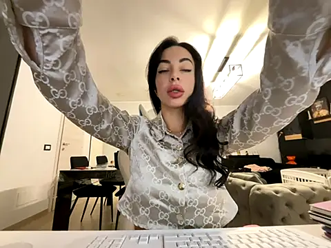 Snapshot of Chloe_Ricci chatting on 11.24.25 Chloe Ricci online show from 11.24.25