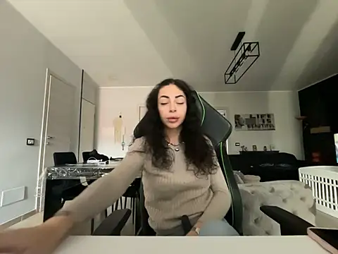 Snapshot of Chloe_Ricci chatting on 12.01.25 Chloe Ricci online show from 12.01.25