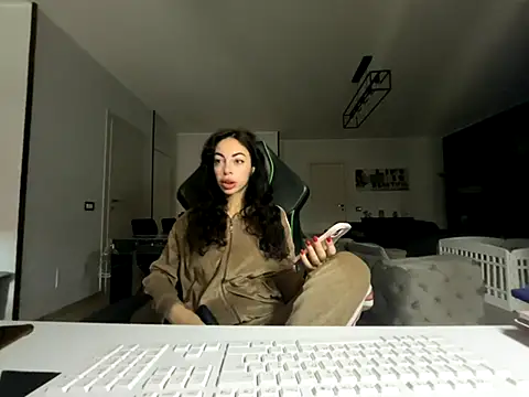 Snapshot of Chloe_Ricci chatting on 12.05.25 Chloe Ricci online show from 12.05.25