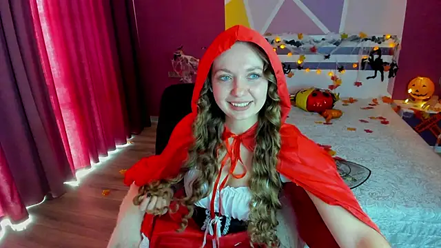 Snapshot of LizaGost chatting on 10.31.25 LizaGost online show from 10.31.25