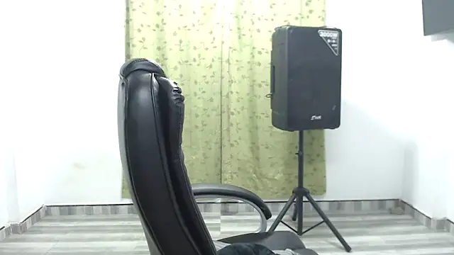 Snapshot of LAURA_CRAIZY chatting on 03.18.26 LAURA CRAIZY online show from 03.18.26