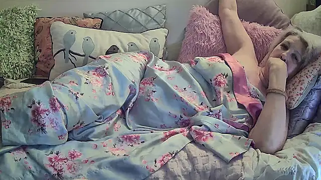 Snapshot of MaggieMoonxxx chatting on 12.29.24 MaggieMoonxxx online show from 12.29.24