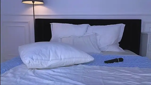 Snapshot of NicoleMarani chatting on 12.21.25 NicoleMarani online show from 12.21.25