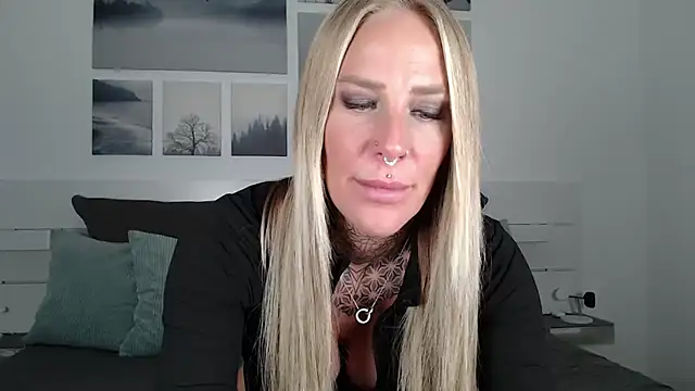 Snapshot of Lara-CumKitten chatting on 12.19.24 Lara-CumKitten online show from 12.19.24