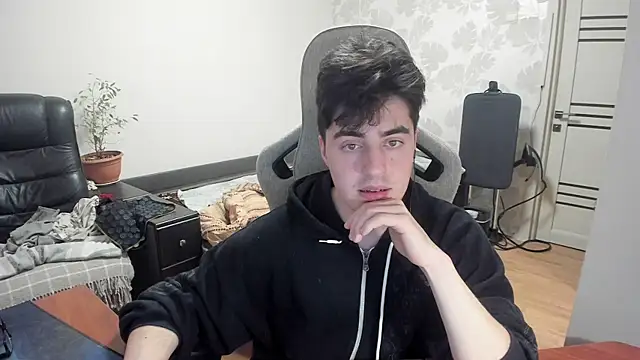 Snapshot of Knuckles17 chatting on 12.05.25 Knuckles17 online show from 12.05.25