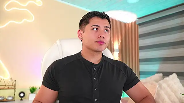 Snapshot of MatiasKorn chatting on 11.16.25 MatiasKorn online show from 11.16.25